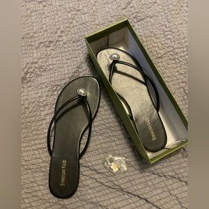 Black flip flops with changeable gem